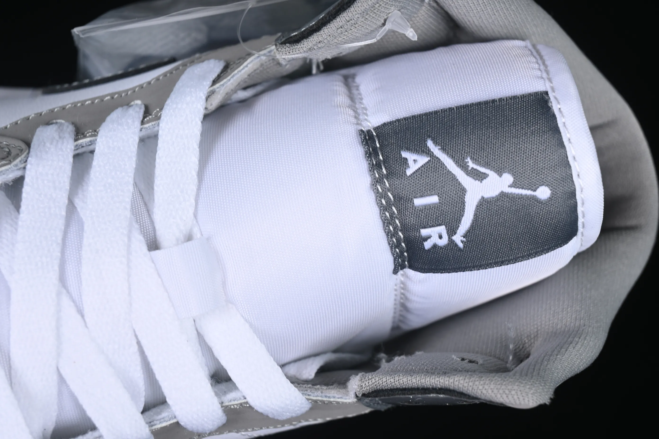 All categories Air Jordan Jordan series basketball shoes Air Jordan 1 Mid Air Jordan 1 Mid AJ1 Joe 1 patent leather white gray Zhongbang basketball shoes HF3216-100